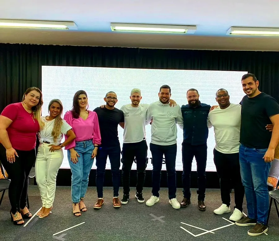 Vinícius com outros correspondentes e referências do mercado em um evento